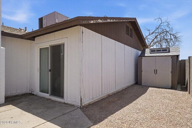Building Photo - 932 W Julie Dr