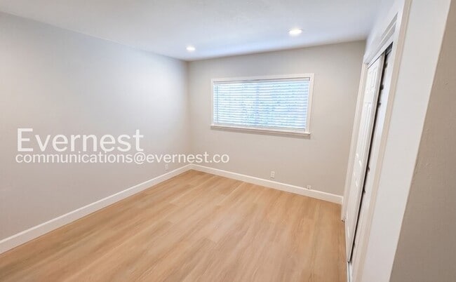 Building Photo - 4-Bed/2-Bath Home /Available Now!