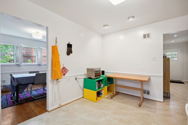 Building Photo - Spacious Split Level on Sundale Stone's Th...