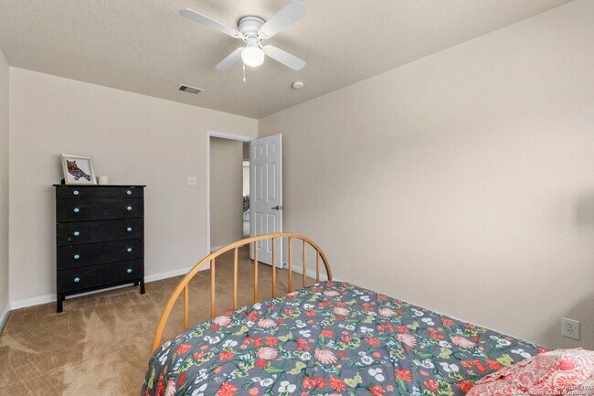 Building Photo - Charming Home Awaits: Spacious & Modern Li...