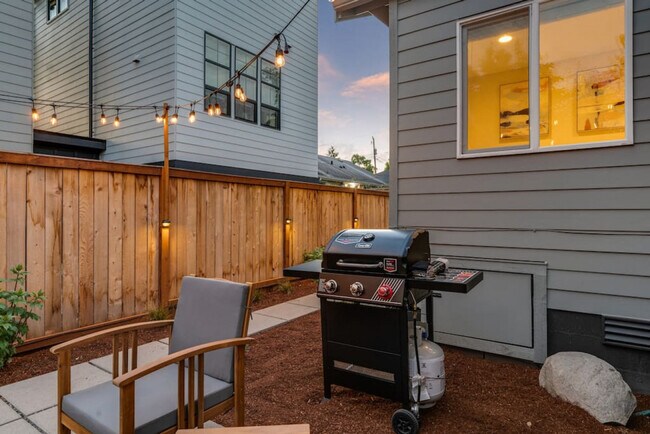 Building Photo - 6404 47th Ave SW