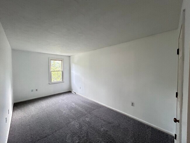 Building Photo - 42 Edgewood Rd