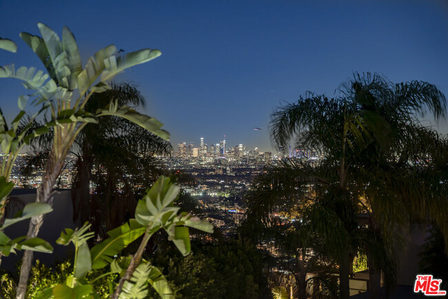 Building Photo - 8515 Hollywood Blvd