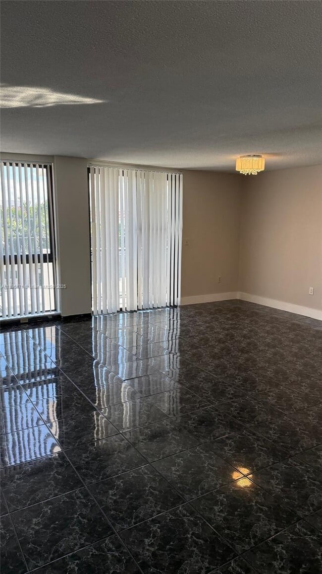 Building Photo - 9800 W Bay Harbor Dr