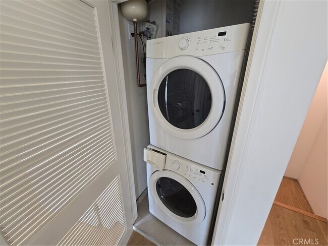 Building Photo - Spacious 2BR Condo in Los Angeles