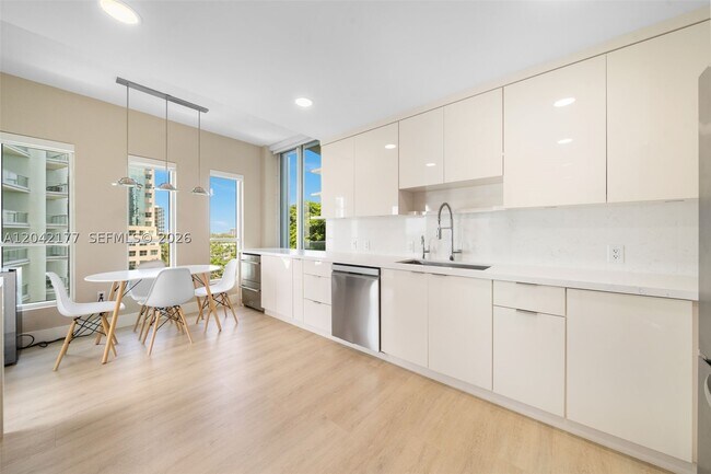 Building Photo - 2645 S Bayshore Dr