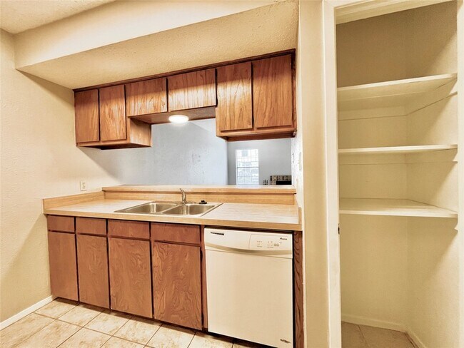 Building Photo - 1247 Dallas Dr