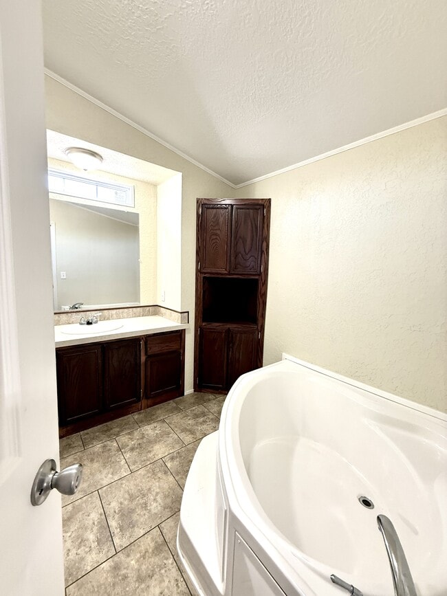 Building Photo - 291 Golden Dr