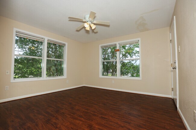 Building Photo - 256 E Pecan Ln