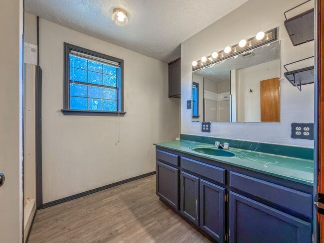 Building Photo - * Move-In Special * Charming Fort Smith Home - 2 Bed, 1 Bath (1150 sqft)