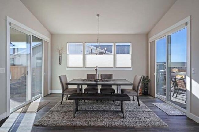 Building Photo - Gorgeous Single Level Home with Mountain V...