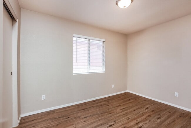 Building Photo - 9009 E Kinross Dr