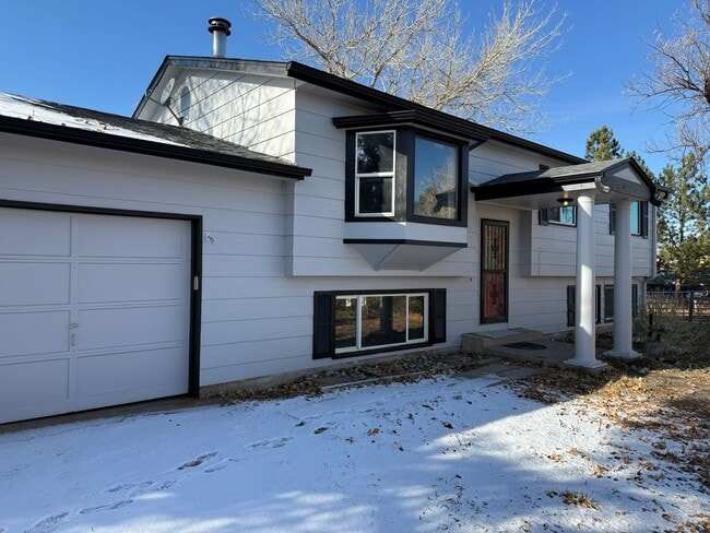 Building Photo - Welcome to Grandview Estates!