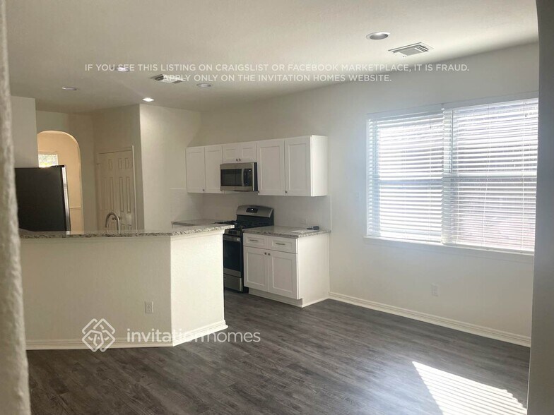 Building Photo - 411 Drake Ln