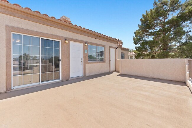 Building Photo - Gorgeous 2 Bedroom Townhome with attached ...