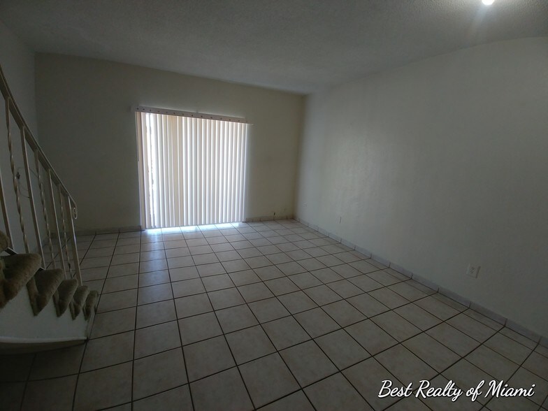Building Photo - 1305 W 53rd St