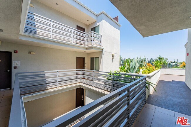 Building Photo - 118 Kings Rd