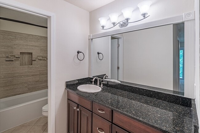Building Photo - Welcome to this charming 2 bedroom, 2 bath...