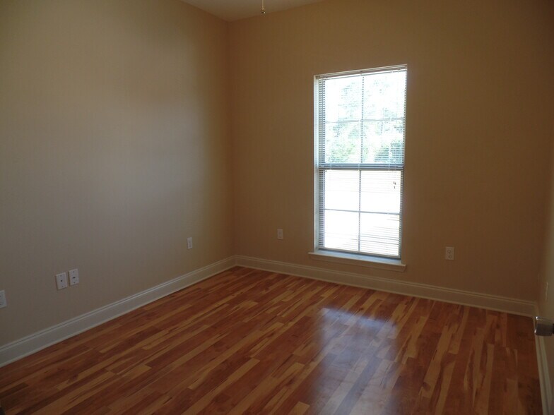 Building Photo - 205 Bella Sera Ln
