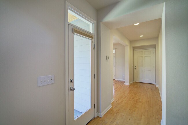 Building Photo - 3Bd/2.5Ba Redmond Home