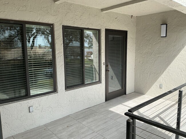 Building Photo - Lakeview Condo Available | Directly Across from Lake Hollingsworth
