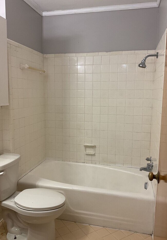 Building Photo - Section 8 Approved!! Available Now! Quaint...