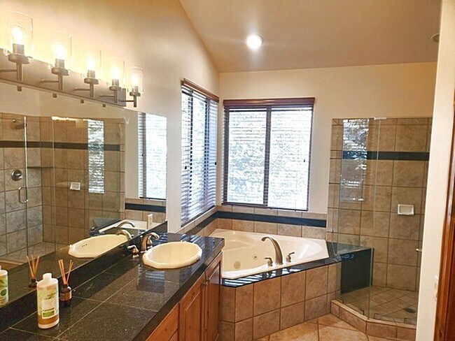 Building Photo - Beautiful Ranch Place Home