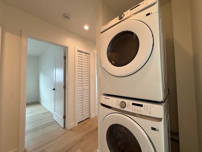 Building Photo - Bright 3BD/2BA Home in Encinitas with Natural Light, In-Unit Laundry & Easy Freeway Access