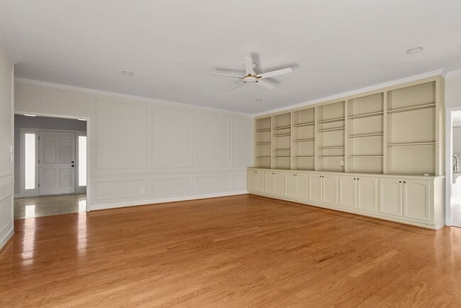 Building Photo - Beautiful 4 Bed 2.5 Bath Available Now!