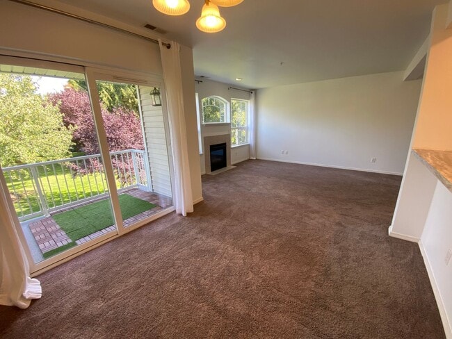 Building Photo - Spacious Townhome - Dual Master Bedrooms a...