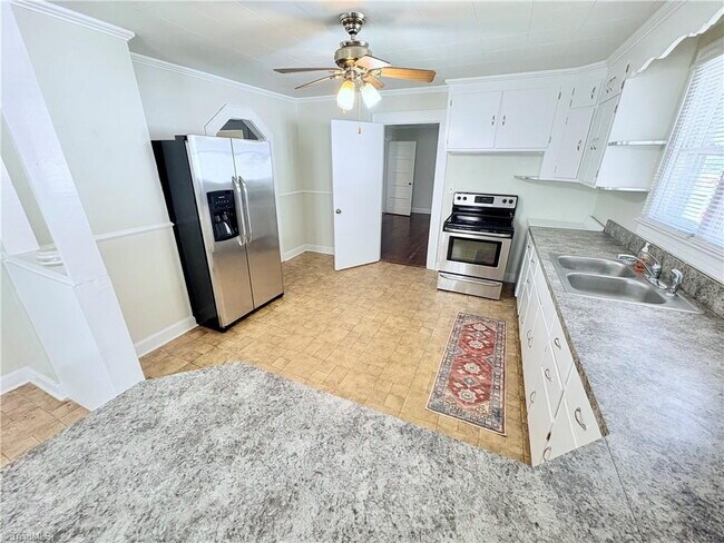 Building Photo - Updated 2 bedroom with beautiful Hardwood Floors!