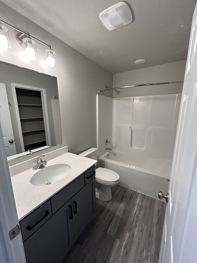 Building Photo - Exquisite 3-Bedroom Home with Modern Elegance and a Great Location!!