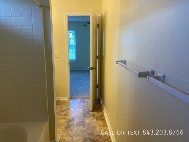 Building Photo - 202 Saturn Ct