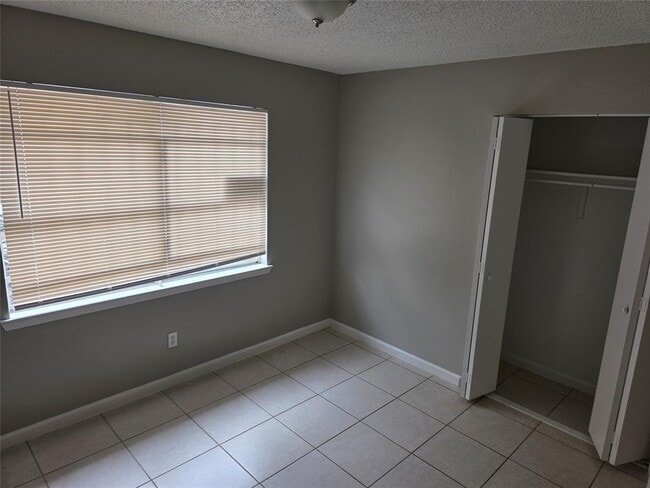 Building Photo - 5526 Farley Dr