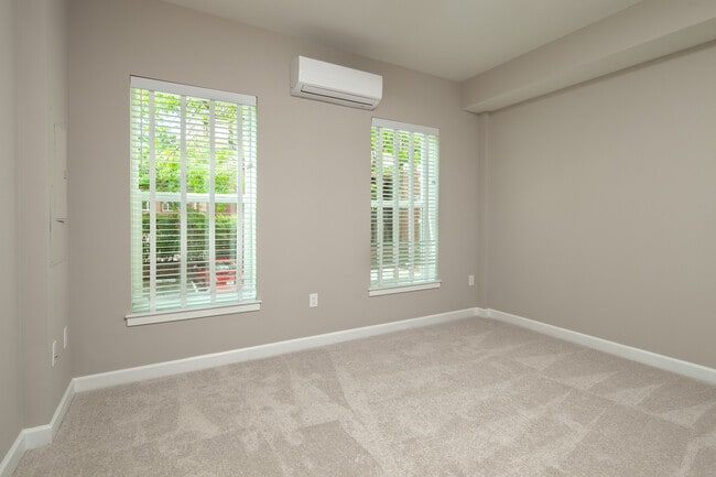 Building Photo - 1010 Duke St