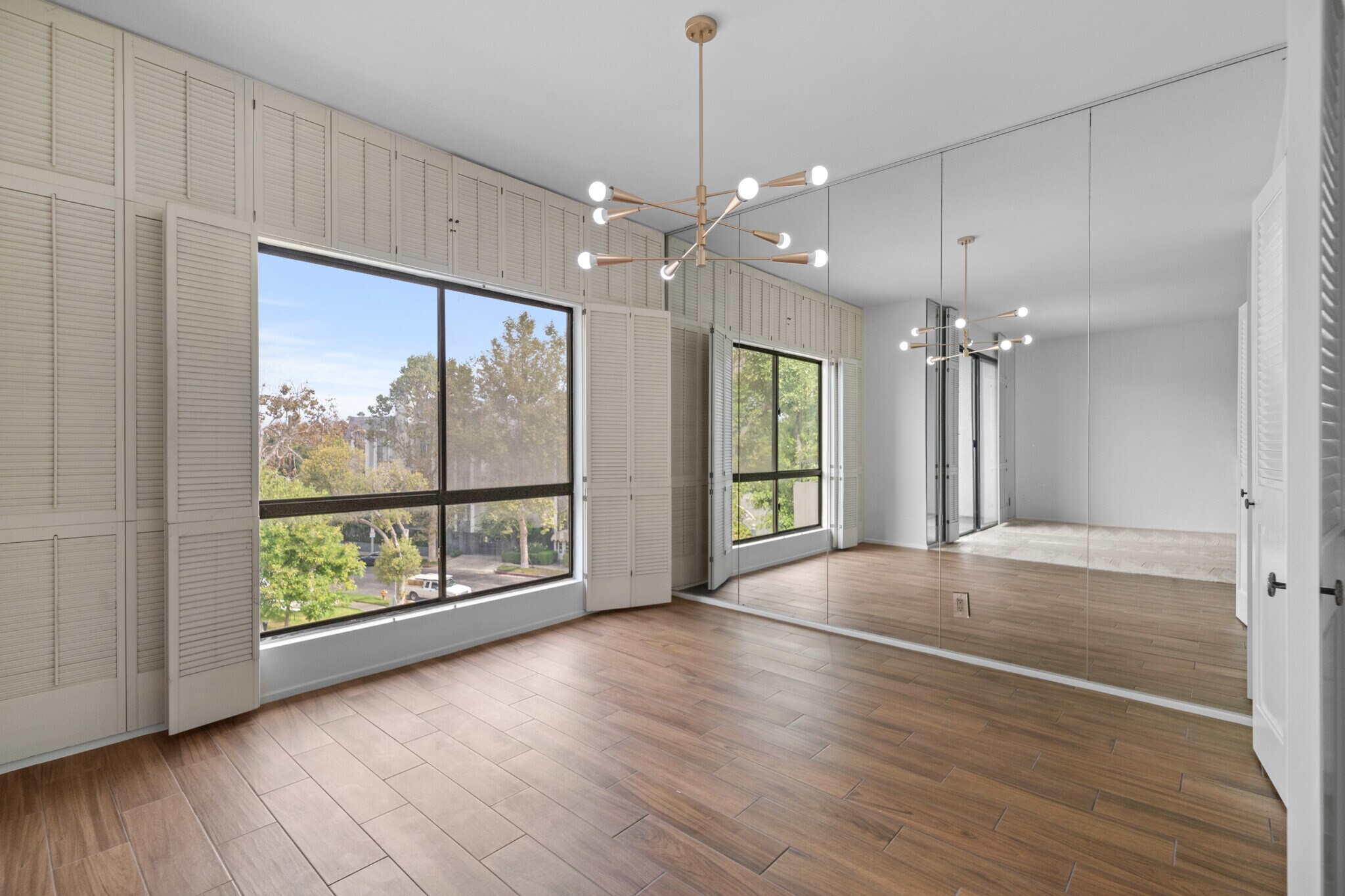 Building Photo - 1167 Roxbury Dr