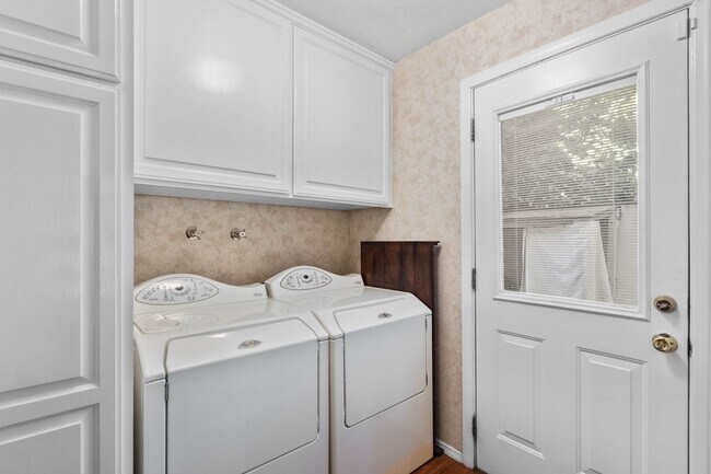 Building Photo - Brilliant Tavern Bay Home