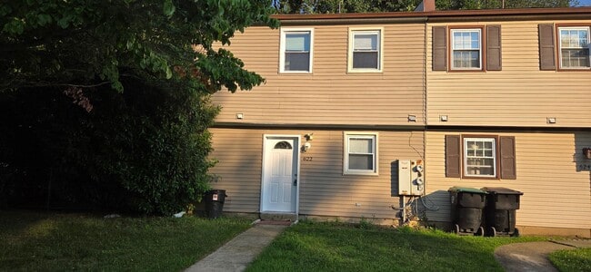 Primary Photo - Spacious 3 Bedroom 1.5 Bath Townhome for RENT