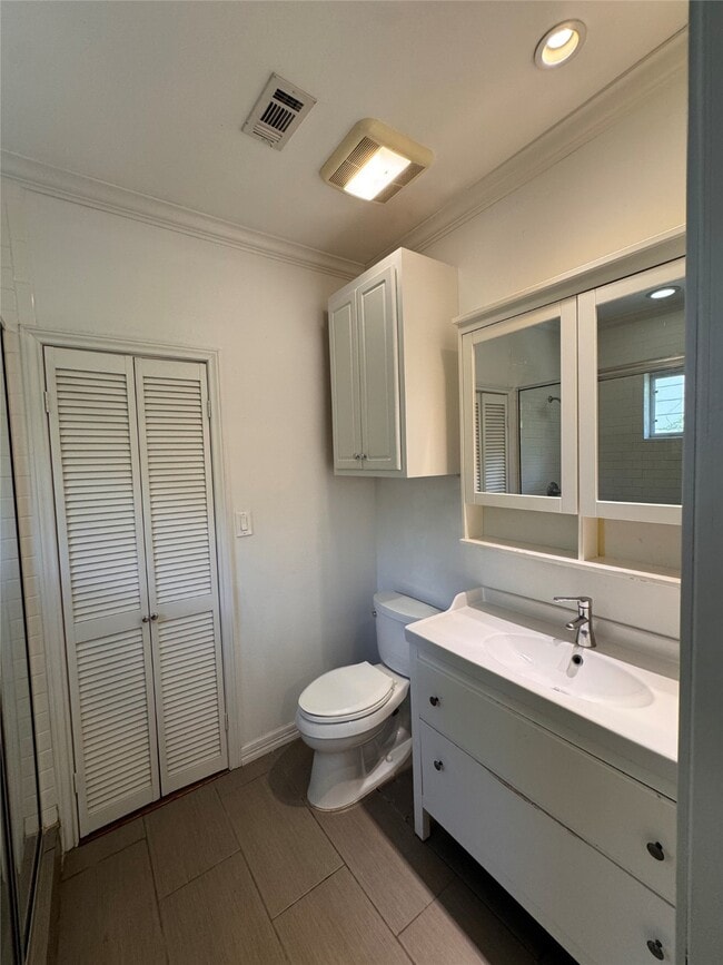 Building Photo - 208 E 38th St