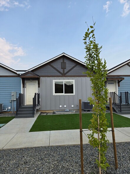 Front Door View of 1408 Edington Townhome - 1408 Edington Ave