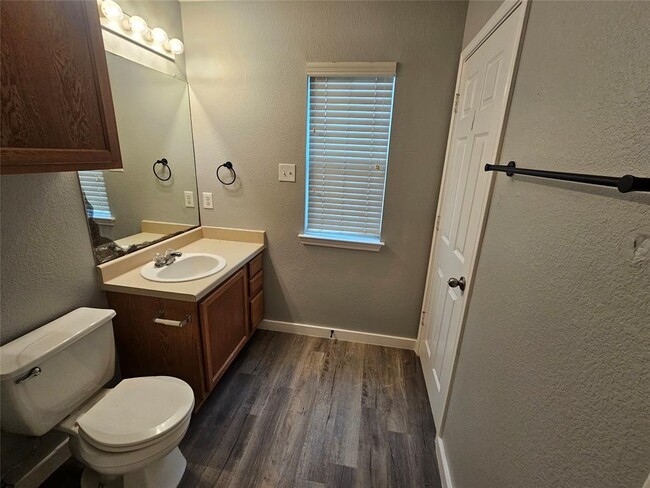 Building Photo - 2724 Fairview Dr