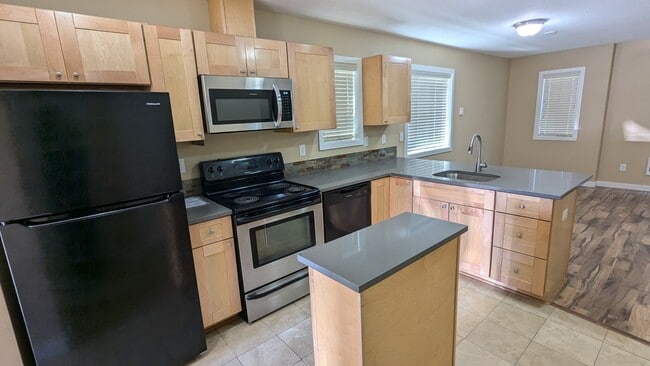 Building Photo - 10425 NE 5th Cir