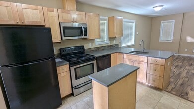 Building Photo - 10425 NE 5th Cir