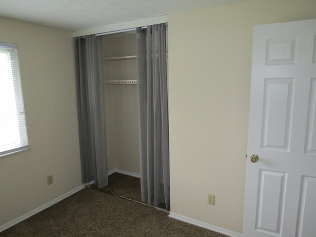 Building Photo - 924 Ruma Rd
