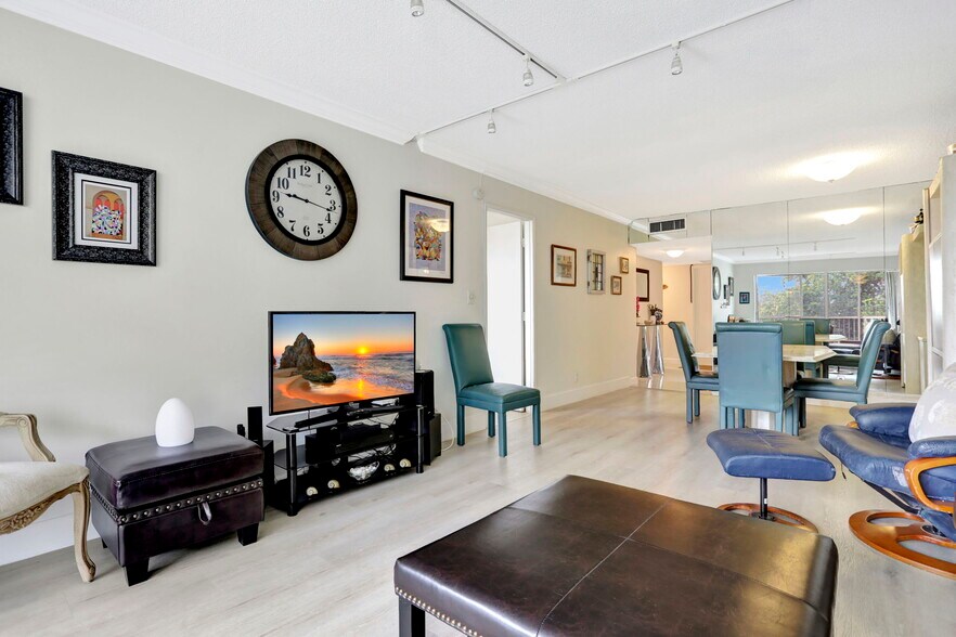 Building Photo - 2851 S Palm Aire Dr