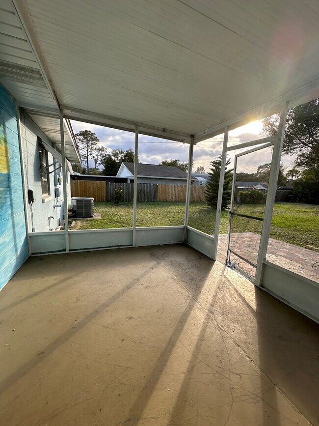 Building Photo - MOVE IN SPECIAL- Nice 2/1 Home w/ Fenced Yard in St Cloud