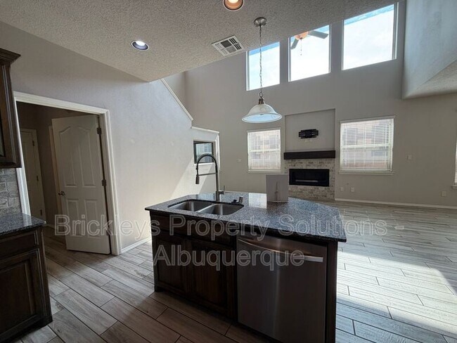 Building Photo - 7420 Tangerine Ct NE