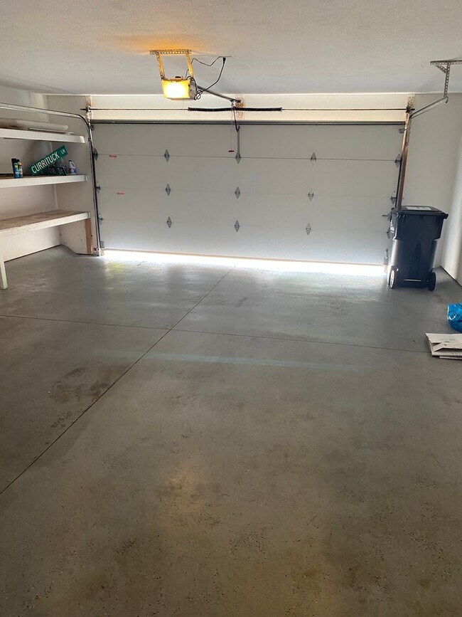 Building Photo - 3 bedroom/2 bathroom single family home!  ...
