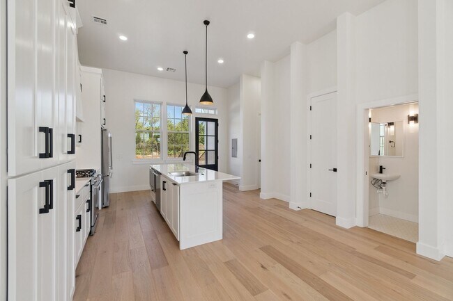 Building Photo - Townhome 2 bed 2.5 bath "The Mid-Mod" in the Heart of Selah