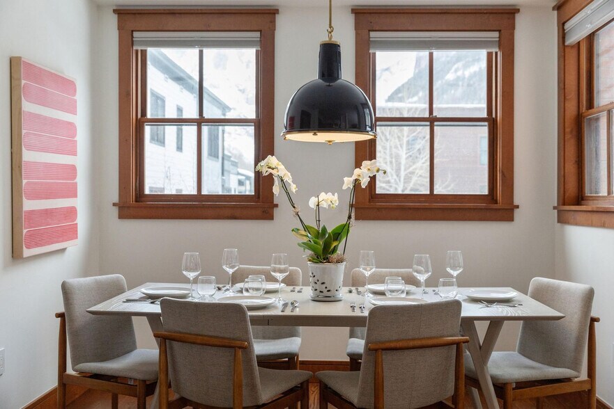 Building Photo - 230 S Pine St